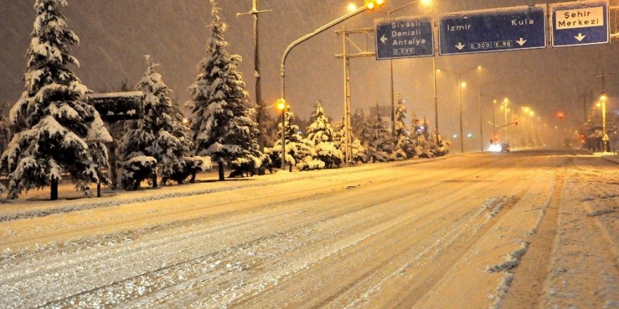 Uşak’ta kar yağışı nedeniyle eğitime 1 gün ara verildi