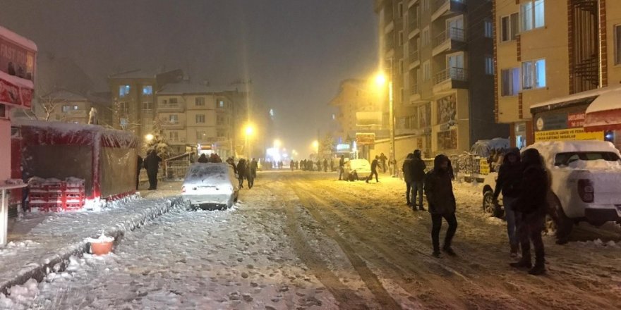Afyonkarahisar’da yoğun kar yağışı sevinçle karşılandı