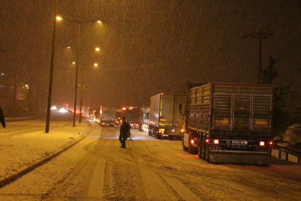 Kar yağışı nedeniyle karayolu 2 saat trafiğe kapalı kaldı