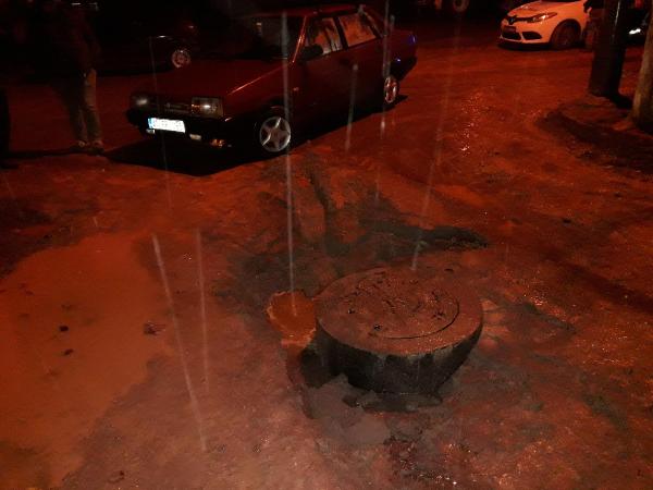 Kanalizasyonun etrafındaki toprak çöktü, otomobil çukura düştü