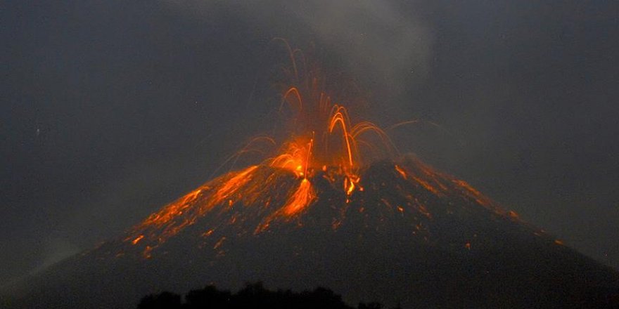 İtalya'da Etna'dan sonra Stromboli Yanardağı da faaliyete geçti