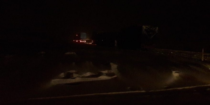 Aşırı kar ve buzlanma nedeniyle iki tırın makas attığı yol trafiğe kapandı