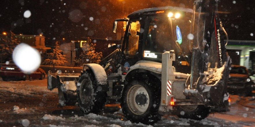 Sandıklı Belediyesi yolda kalanlara konaklama sağladı çorba ikram etti