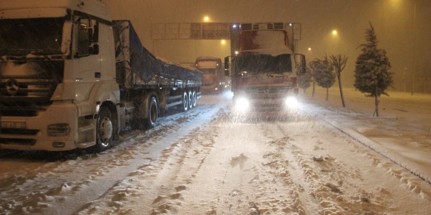Konya’da okullar kar yağışından tatil oldu, yollar ulaşıma kapandı