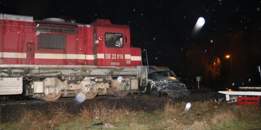 Trenle hafif ticari araç kafa kafaya çarpıştı:1 ölü 1 ağır yaralı