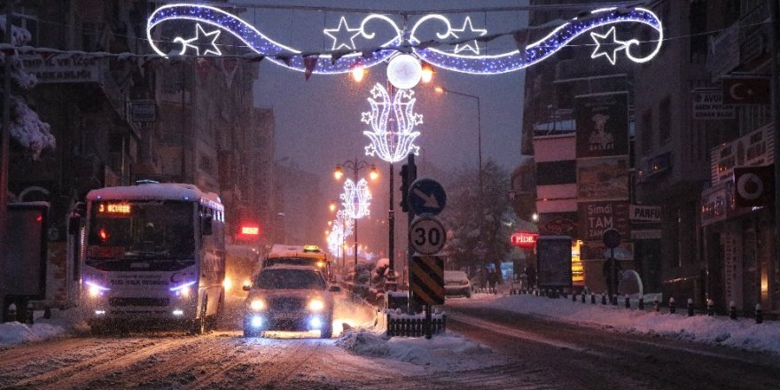 Nevşehir güne karla başladı