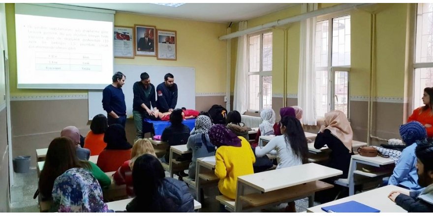 Öğrencilere uygulamalı ilk yardım eğitimi