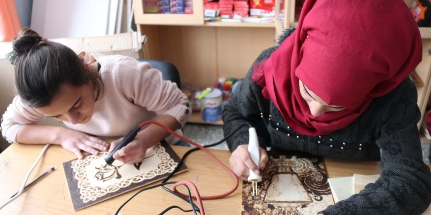 Mutki’de öğrencilere ‘Ahşap Yakma Sanatı’ öğretiliyor