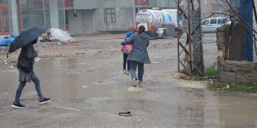 Adana’da sağanak yağış su baskınlarına yol açtı