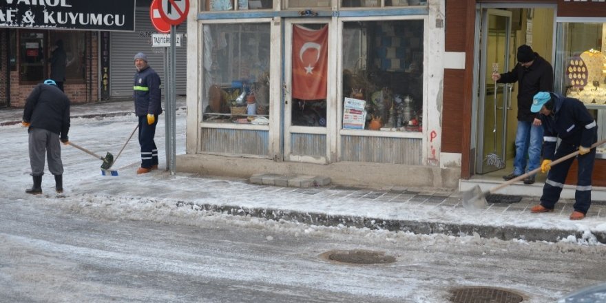 Okulların tatil edildiği Dursunbey’de karla mücadele sürüyor