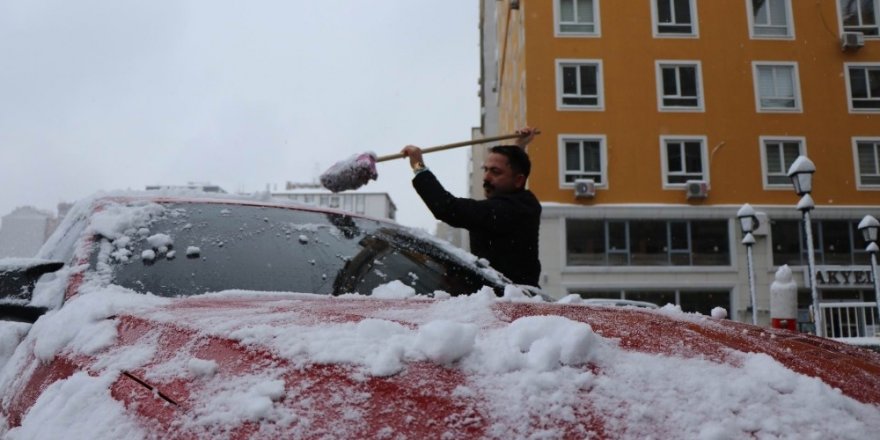 Kayserililer güne karla uyandı