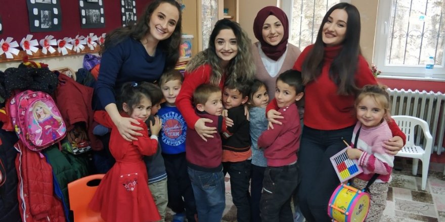 Trabzon Üniversitesi öğrencileri ‘Mutlu Çocuklar İçin’ sloganıyla köy okullarına destek oluyor
