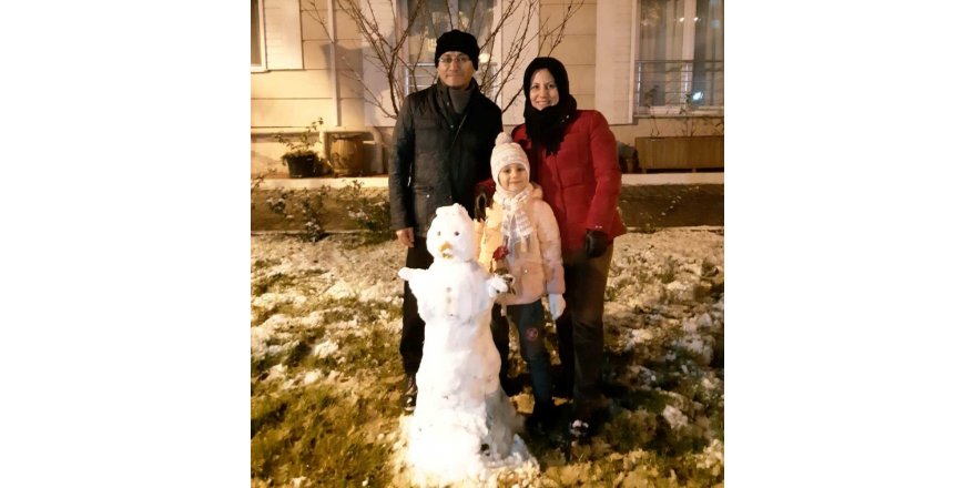 Alaşehir’e kar yağdı, kaymakam kardan adam yaptı