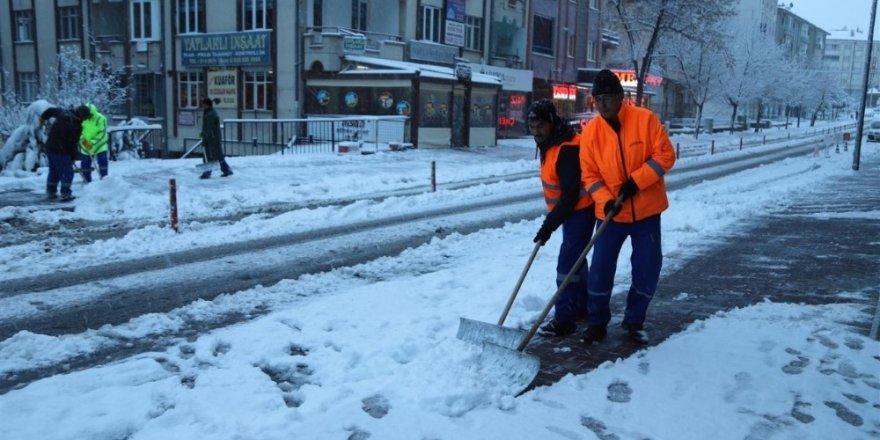 Nevşehir Belediyesi ekipleri karla mücadele ediyor