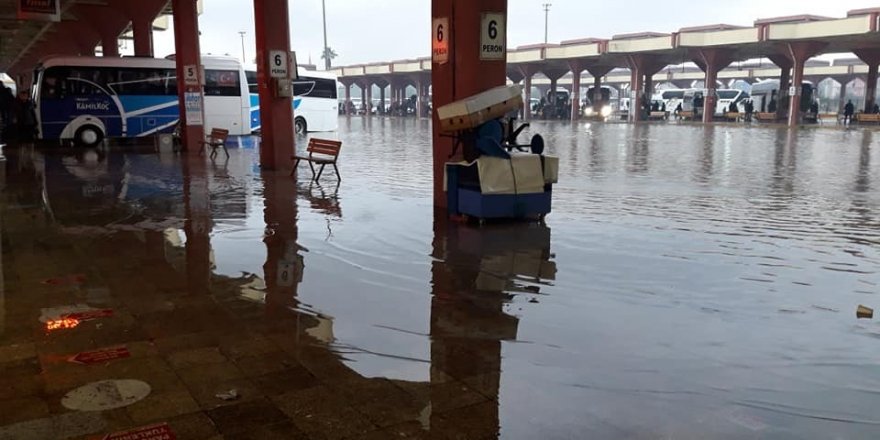 Otogarı su bastı, sürücüler yollarda zor anlar yaşadı