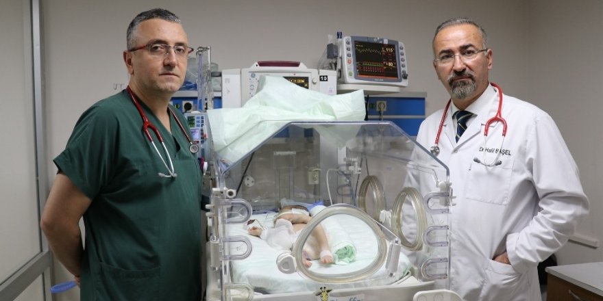 Kalbi göbeğinde olan bebek herkesi şaşırttı