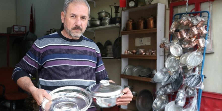 Ömrünün 45 yılını kalay yaparak geçirdi