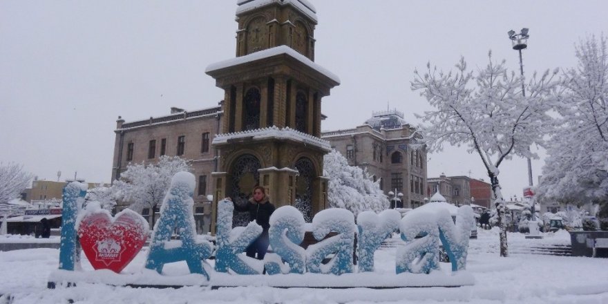 Aksaray beyaza büründü, okullar 1 gün süreyle tatil edildi