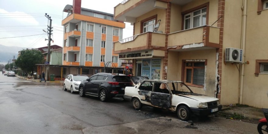 Otomobilde çıkan yangının binayı yakması son anda engellendi