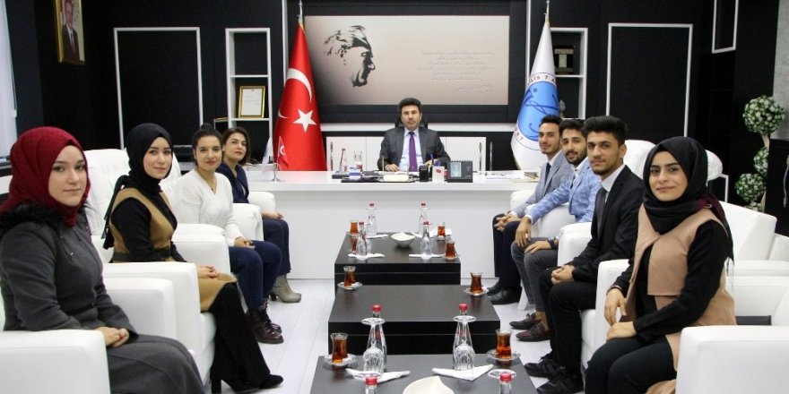 Rektörü Karacoşkun öğrenci topluluklarıyla bir araya geldi