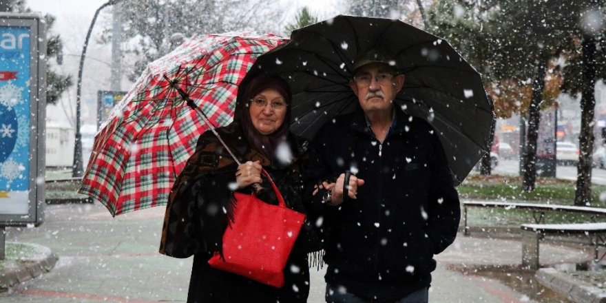 Sakarya güne beyaz örtüyle uyandı