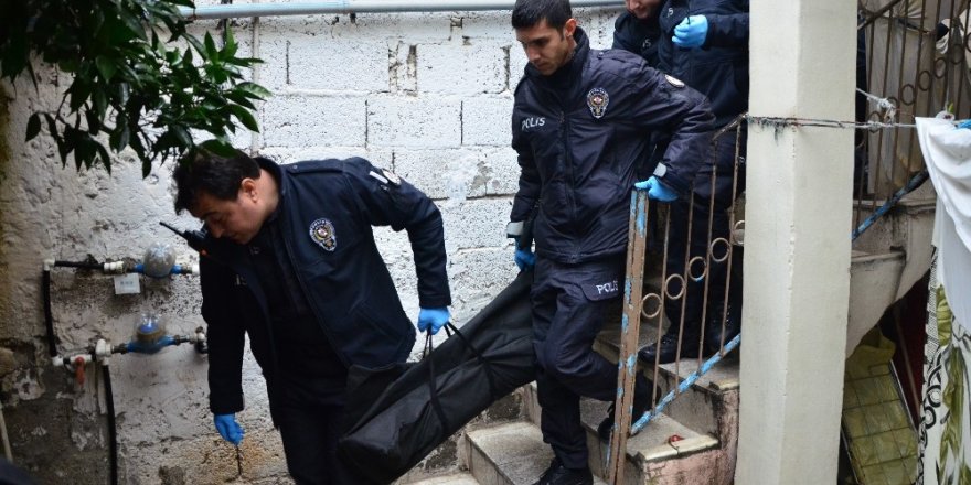 Kocası tarafından çekiç ve bıçakla öldürülen kadının cesedi adli tıpa kaldırıldı