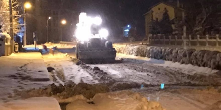 Şuhut Belediyesi’nden kar temizleme çalışması