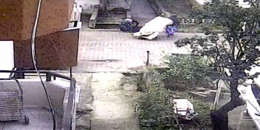 Manavgat’ta kağıt toplayıcı kadınlar rögar kapağını çaldı