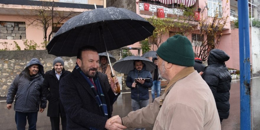 Başkan Doğan’dan yağmur altında mahalle turu
