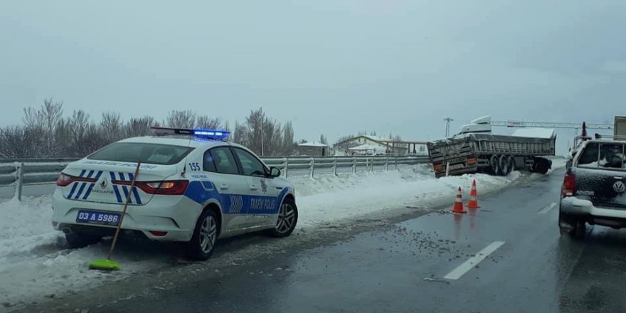 Buzlanan yolda tır yoldan çıktı, 1 kişi yaralandı