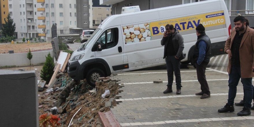 İstinat duvarı çöktü, minibüs askıda kaldı