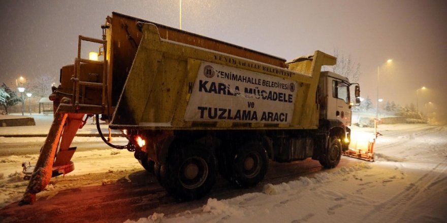 Yenimahalle’de karla mücadele ekipleri iş başında