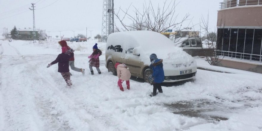 Kırşehir’de karın yağmasıyla çocuklar sokaklara akın etti