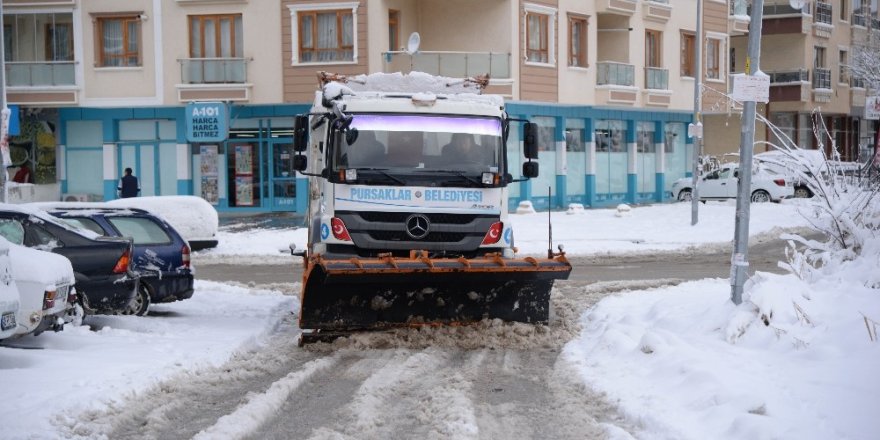 Pursaklar’da yoğun kar mesaisi