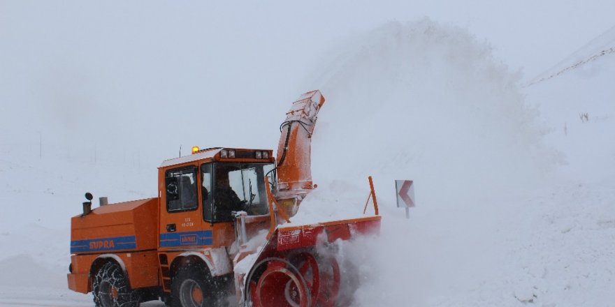 Doğu’da kar ve tipi yolları ulaşıma kapattı