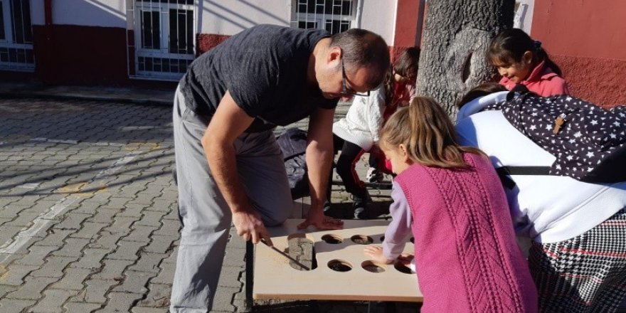 Öğretmen, atıl malzemelerden mangala oyunu masası yaptı