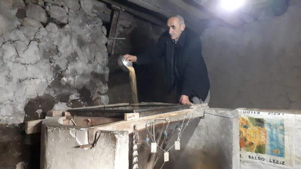 150 yıllık taş değirmende tahin üretiyor