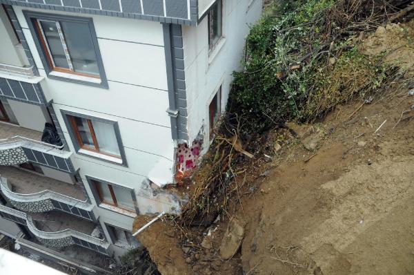 İstinat duvarı yıkılan 2 bina toprak yığını altında kaldı