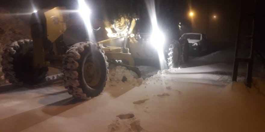 Aydın’da kar 8 Mahallenin yolunu kapattı