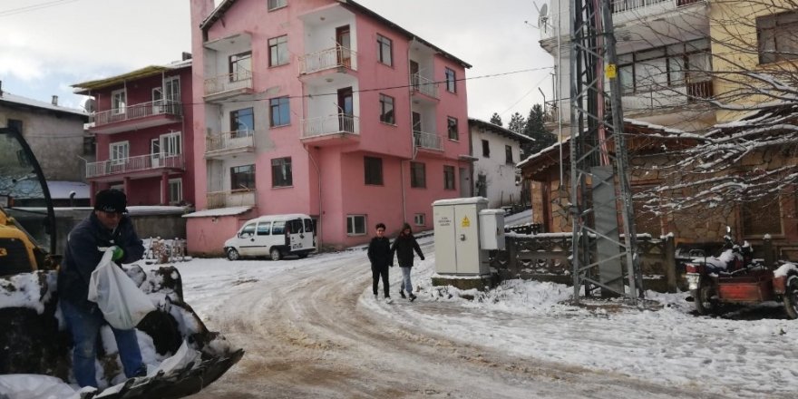Buzlanmaya karşı cadde ve sokaklar tuzlanıyor