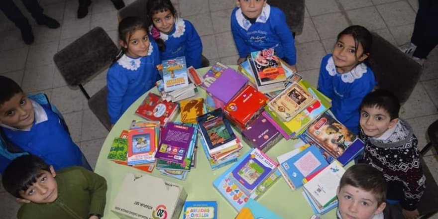 İlkokul öğrencilerinden kardeş okula kütüphane