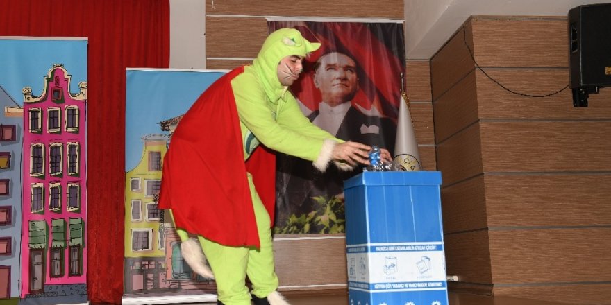 Çevre konusuna dikkat çeken oyunu minikler ilgiyle izledi