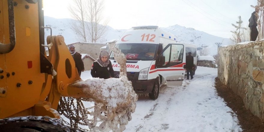 Yolda mahsur kalan ve rahatsızlanan vatandaşları belediye ekipleri kurtardı