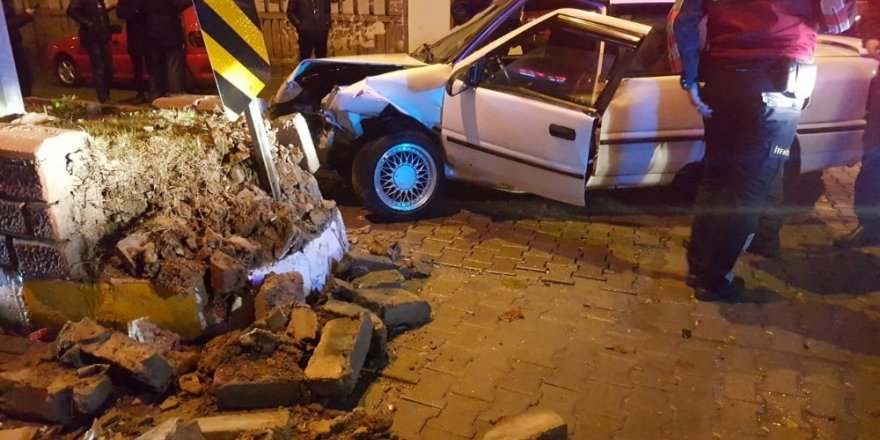 Ekipler kaza yapan otomobilde sıkışan şahsı kurtarmak için seferber oldu