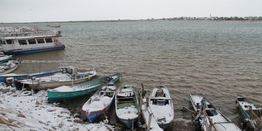 Beyşehir’de balıkçılar avlanmaya kar arası verdi
