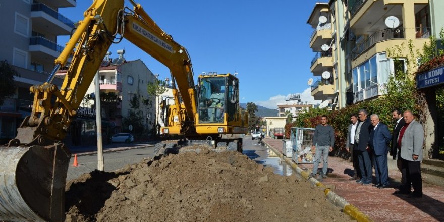 Finike Fatih Bulvarı’nda asfalt hazırlığı