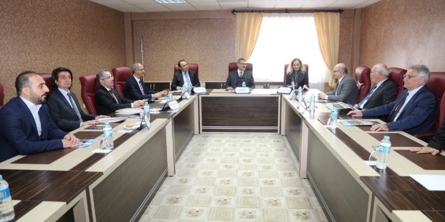 Rektör Savaş, ’Pilot Üniversiteler değerlendirme ’ toplantısına katıldı
