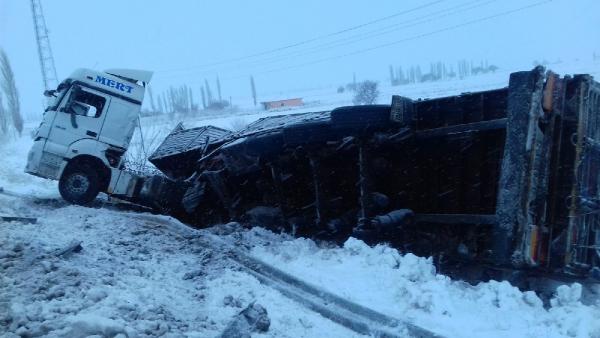 Aksaray'da TIR devrildi: 2 yaralı