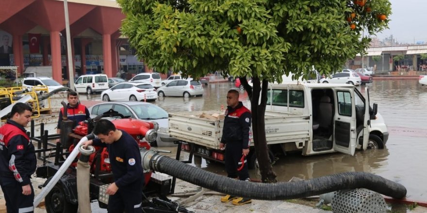 Otogarı basan su tahliye edildi