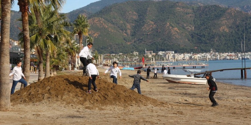 Çocuklar kış ortasında sahilde oyun oynadı